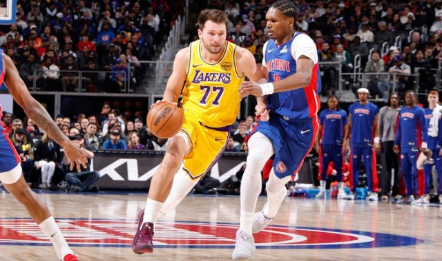 华体会-湖人连胜遭终结！东契奇29投32分连遭里程悲：丢绝平三分沮丧离场|活塞|洛杉矶湖人队|卢卡-东契奇|NBA常规赛|底特律活塞队_新浪体育_新浪新闻